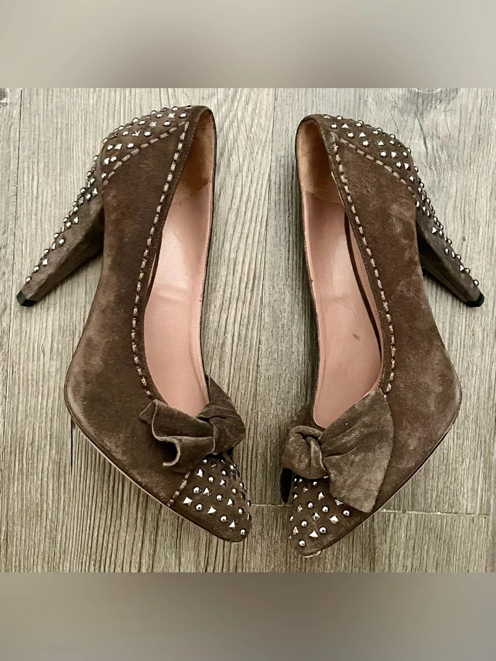 🍸 Prada Brown Suede Pointed-Toe Studded Bow Pumps 🍸
